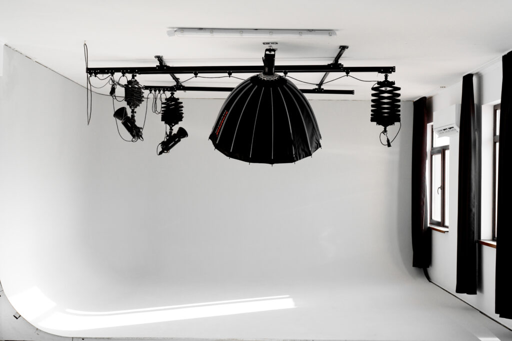 Фотостудио за фотосесии Варна – бяла зала с циклорама за видео и снимки