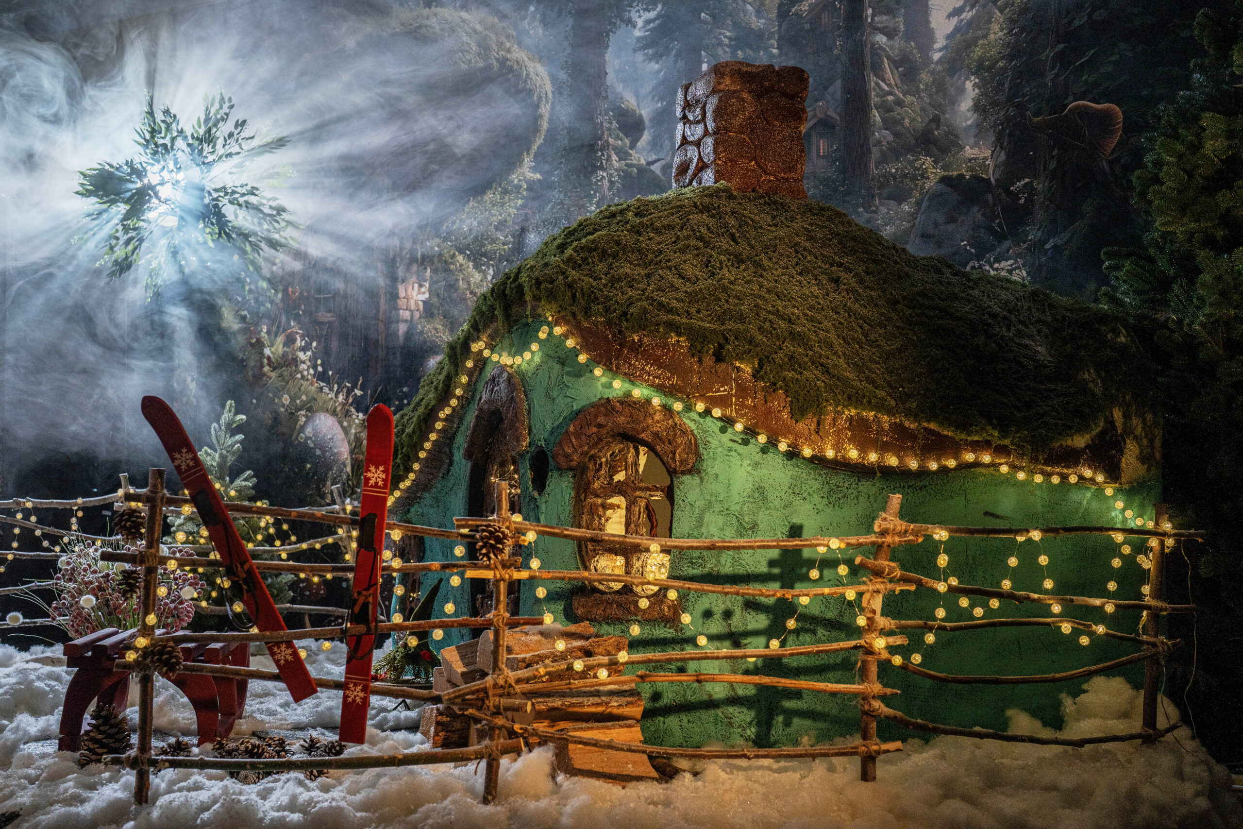 Коледна фотозона „Къщичка в снежната гора“ – фотостудио във Варна.