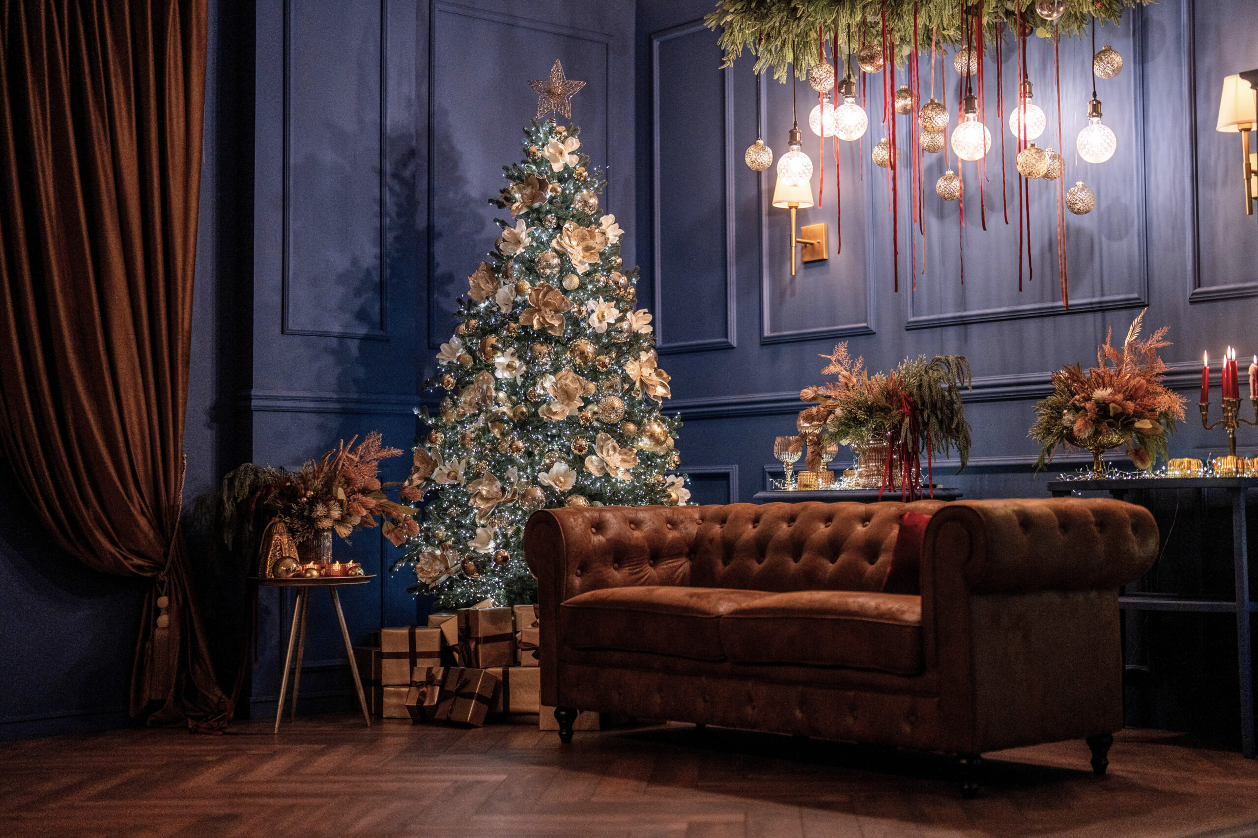 Коледна фотозона с елха и кожен диван във фотостудио във Варна.