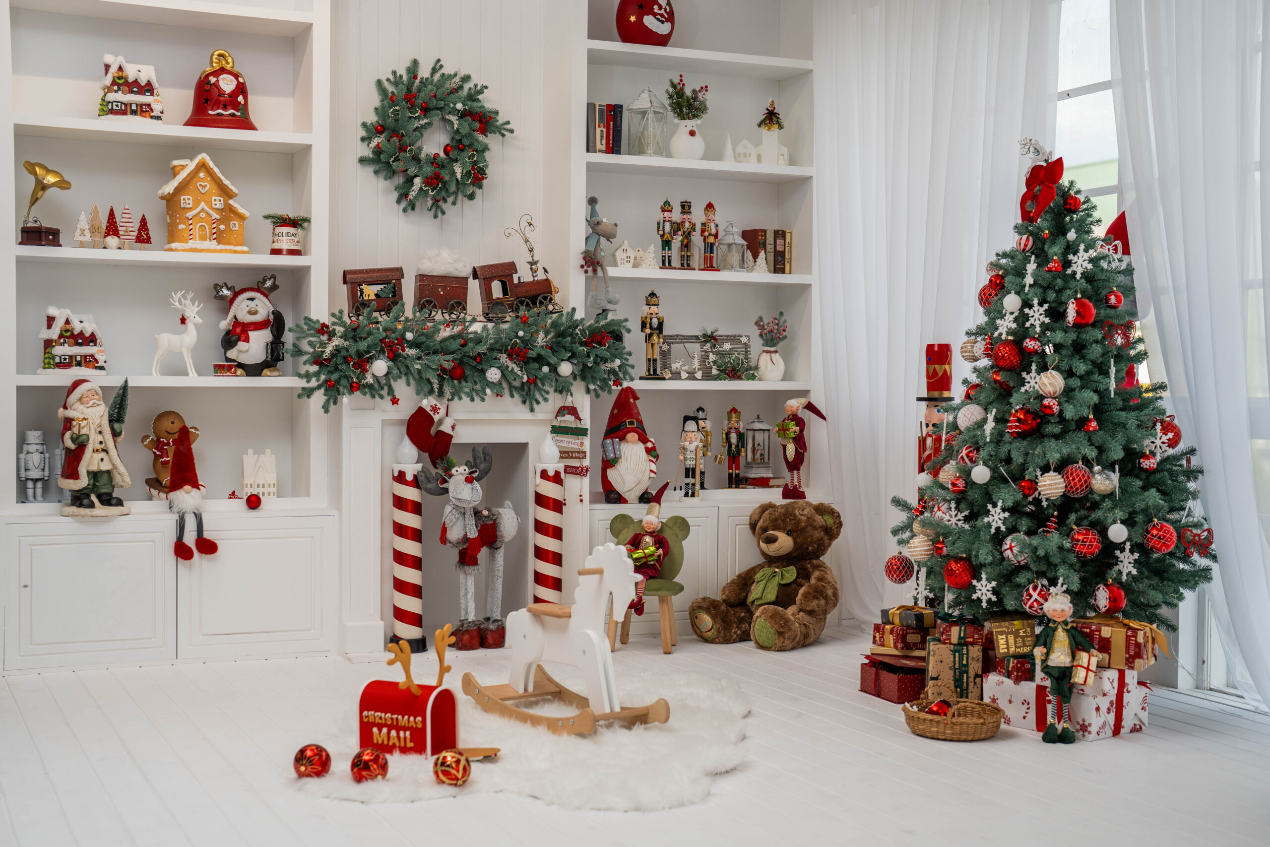 Коледна фотозона с елха, камина и празнични декорации – фотостудио във Варна.