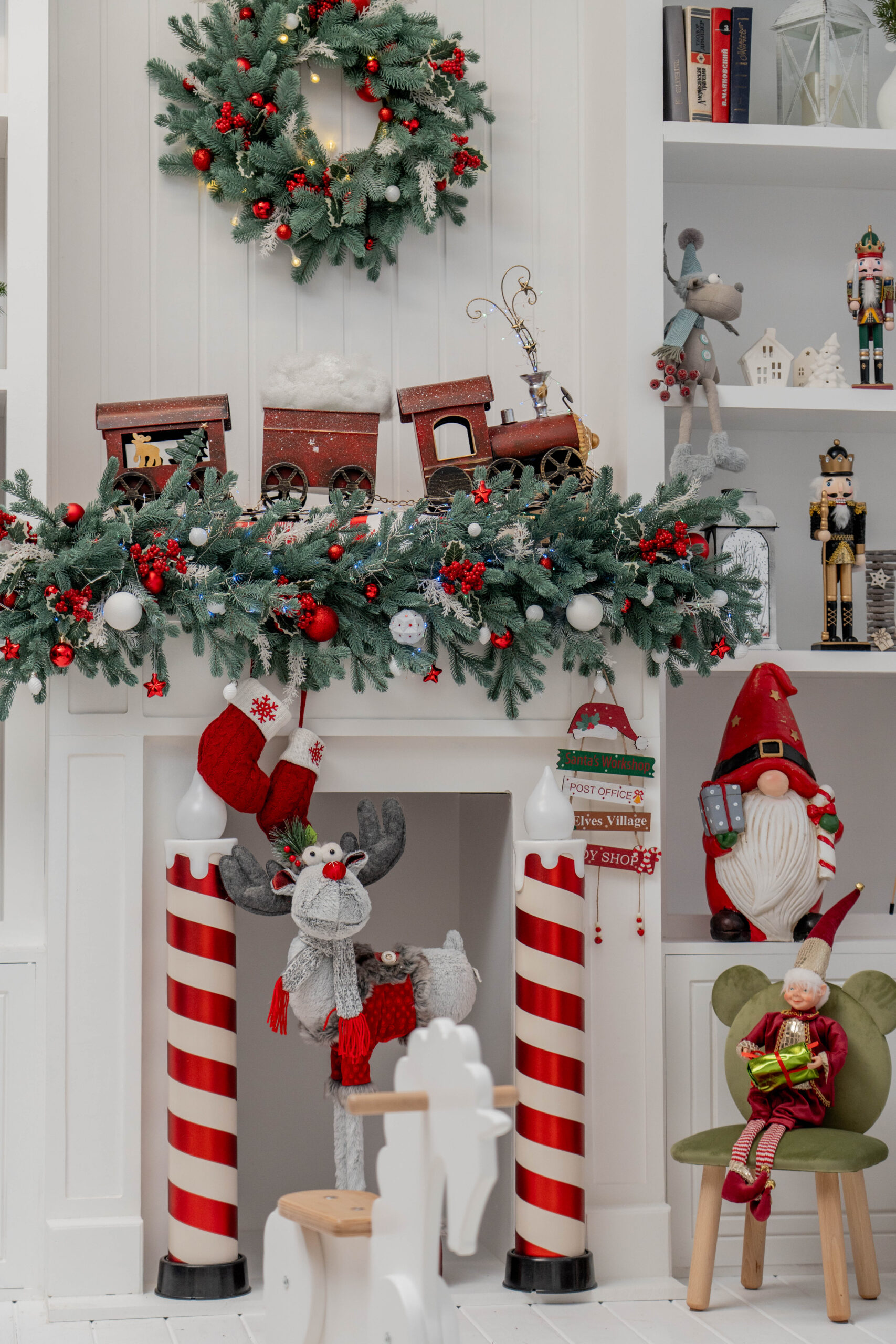 Коледна фотозона с елха, камина и празнични декорации – фотостудио във Варна.